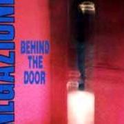 El texto musical SEMPRE IN BILICO de NEGAZIONE también está presente en el álbum Behind the door/sempre in bilico (1989)
