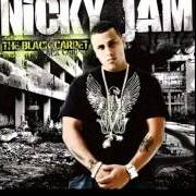 El texto musical QUEDATE CON EL de NICKY JAM también está presente en el álbum The black carpet (2007)