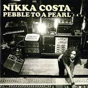 El texto musical BULLETS IN THE SKY de NIKKA COSTA también está presente en el álbum Pebble to a pearl (2008)