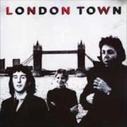 El texto musical BACKWARDS TRAVELLER de PAUL MCCARTNEY también está presente en el álbum London town (1978)
