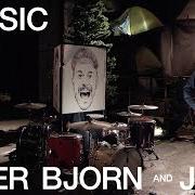 El texto musical FAILING AND PASSING de PETER BJORN AND JOHN también está presente en el álbum Peter bjorn and john (2002)