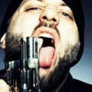 El texto musical PICK MY GUN UP de R.A. THE RUGGED MAN también está presente en el álbum Die, rugged man, die (2004)