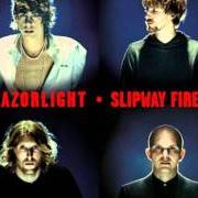 El texto musical MONSTER BOOTS de RAZORLIGHT también está presente en el álbum Slipway fires (2008)