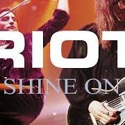 El texto musical BLOODSTREETS de RIOT también está presente en el álbum Shine on (1998)
