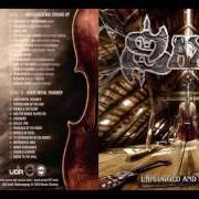 El texto musical AND THE BANDS PLAYED ON de SAXON también está presente en el álbum Unplugged and strung up (2013)