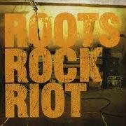 El texto musical ROOTS ROCK RIOT de SKINDRED también está presente en el álbum Roots rock riot (2007)