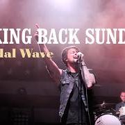 El texto musical HOLY WATER de TAKING BACK SUNDAY también está presente en el álbum Tidal wave (2016)