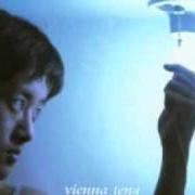 El texto musical BETWEEN de VIENNA TENG también está presente en el álbum Waking hour (2002)