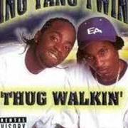 El texto musical KICK IN THE DOOR (THEM B****S SCARED) de YING YANG TWINS también está presente en el álbum Thug walkin' (2000)