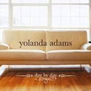 El texto musical SOMEONE WATCHING OVER YOU de YOLANDA ADAMS también está presente en el álbum Day by day (2005)