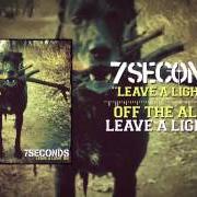 El texto musical STANDING BY YOURSELF de 7 SECONDS también está presente en el álbum Leave a light on (2014)