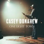 El texto musical DROVE ME TO THE WHISKEY de CASEY DONAHEW BAND también está presente en el álbum One light town (2019)