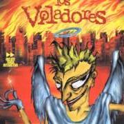 El texto musical MIRANDO LA GUERRA POR T.V. de LOS VIOLADORES también está presente en el álbum Otra patada en los huevos (1996)