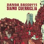 El texto musical LA BANDA DEL CIMITERO de BANDA BASSOTTI también está presente en el álbum Siamo guerriglia (2012)