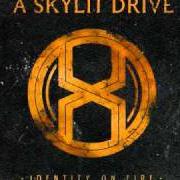 El texto musical FUCK THE SYSTEM de A SKYLIT DRIVE también está presente en el álbum Identity on fire (2011)
