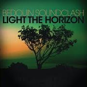 El texto musical FOLLOW THE SUN de BEDOUIN SOUNDCLASH también está presente en el álbum Light the horizon (2010)