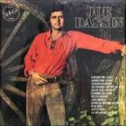 El texto musical ALORS QU'EST-CE QUE C'EST? de JOE DASSIN también está presente en el álbum Le costume blanc (1975)