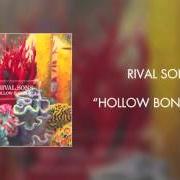 El texto musical HOLLOW BONES, PT. 1 de RIVAL SONS también está presente en el álbum Hollow bones (2016)