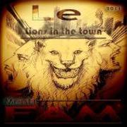 El texto musical COME UN FALCO de LE MENTI FAM también está presente en el álbum Lion in the city (2011)