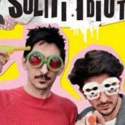 El texto musical A ME MI DA FASTIDIO de I SOLITI IDIOTI también está presente en el álbum I soliti idioti (2011)