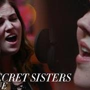 El texto musical MY HEART SKIPS A BEAT de THE SECRET SISTERS también está presente en el álbum The secret sisters (2010)