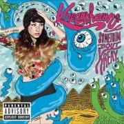 El texto musical K234YS0NIXZ de KREAYSHAWN también está presente en el álbum Somethin' bout kreay (2012)