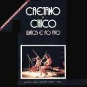El texto musical ATRÁS DA PORTA de CAETANO VELOSO también está presente en el álbum Caetano e chico - juntos e ao vivo (1972)
