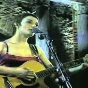 El texto musical GEISHA de CARMEN CONSOLI también está presente en el álbum L'anfiteatro e la bambina impertinente (2001)