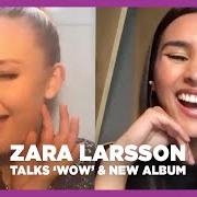 El texto musical WHAT HAPPENS HERE de ZARA LARSSON también está presente en el álbum Poster girl (2021)