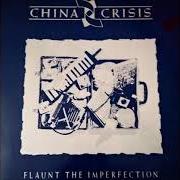 El texto musical THE WORLD SPINS, I'M PART OF IT de CHINA CRISIS también está presente en el álbum Flaunt the imperfection (1985)