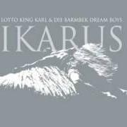 El texto musical ICH HABE MEINEN ROLLER VERSEHENTLICH IM KLÄRWERK VERSENKT de LOTTO KING KARL también está presente en el álbum Ikarus (2006)