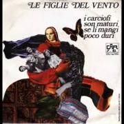El texto musical SUGLI SUGLI BANE BANE de LE FIGLIE DEL VENTO también está presente en el álbum I carciofi son maturi se li mangi poco duri (1973)