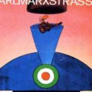 El texto musical TRA BACI E CAREZZE de PAOLO PIETRANGELI también está presente en el álbum Karlmarxstrasse (1974)