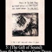 El texto musical (THE GIFT OF SOUND) WHERE THE SUN NEVER GOES DOWN de DAVID BYRNE también está presente en el álbum Music for the knee plays (1985)