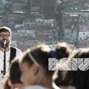 El texto musical ASA E PÉ de SAULO FERNANDES también está presente en el álbum Baiuno (2015)