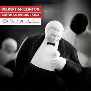 El texto musical NO CHICKEN ON THE BONE de DELBERT MCCLINTON también está presente en el álbum Tall, dark, and handsome (2019)