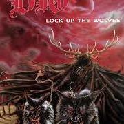 El texto musical BETWEEN TWO HEARTS de DIO también está presente en el álbum Lock up the wolves (1990)
