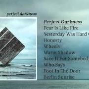 El texto musical YESTERDAY WAS HARD ON ALL OF US de FINK también está presente en el álbum Perfect darkness (2011)