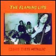 El texto musical LIGHTNING STRIKES THE POSTMAN de THE FLAMING LIPS también está presente en el álbum Clouds taste metallic (1995)