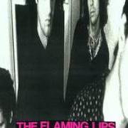 El texto musical WHAT A WONDERFUL WORLD de THE FLAMING LIPS también está presente en el álbum In a priest driven ambulance (1990)