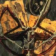 El texto musical THE THRONE OF CHAOS de GLOOMY GRIM también está presente en el álbum Written in blood (2001)