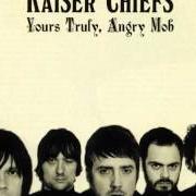 El texto musical NEVER MISS A BEAT de KAISER CHIEFS también está presente en el álbum Off with their heads (2008)