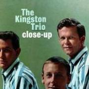 El texto musical COMING FROM THE MOUNTAINS de THE KINGSTON TRIO también está presente en el álbum Close-up (1961)