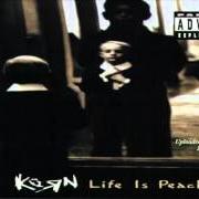 El texto musical ASS ITCH de KORN también está presente en el álbum Life is peachy (1996)