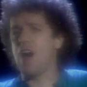 El texto musical WE'VE GOT OURSELVES IN LOVE de LEO SAYER también está presente en el álbum World radio (1981)