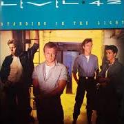 El texto musical MICRO-KID de LEVEL 42 también está presente en el álbum Standing in the light (1983)