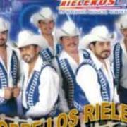 El texto musical A TRAVES DE LA LUNA de LOS RIELEROS DEL NORTE también está presente en el álbum El columpio (2011)