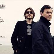 El texto musical THEME FROM MASH (SUICIDE IS PAINLESS) de MANIC STREET PREACHERS también está presente en el álbum Forever delayed (2002)