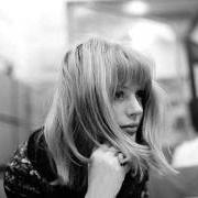 El texto musical BEWARE OF DARKNESS de MARIANNE FAITHFULL también está presente en el álbum Rich kid blues (1984)