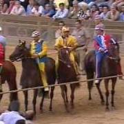 El texto musical PIAZZA DEL CAMPO de MARIO CASTELNUOVO también está presente en el álbum E' piazza del campo (1985)